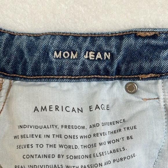 American Eagle Women’s Distressed Mom Jean Size 4 LONG - Picture 10 of 12